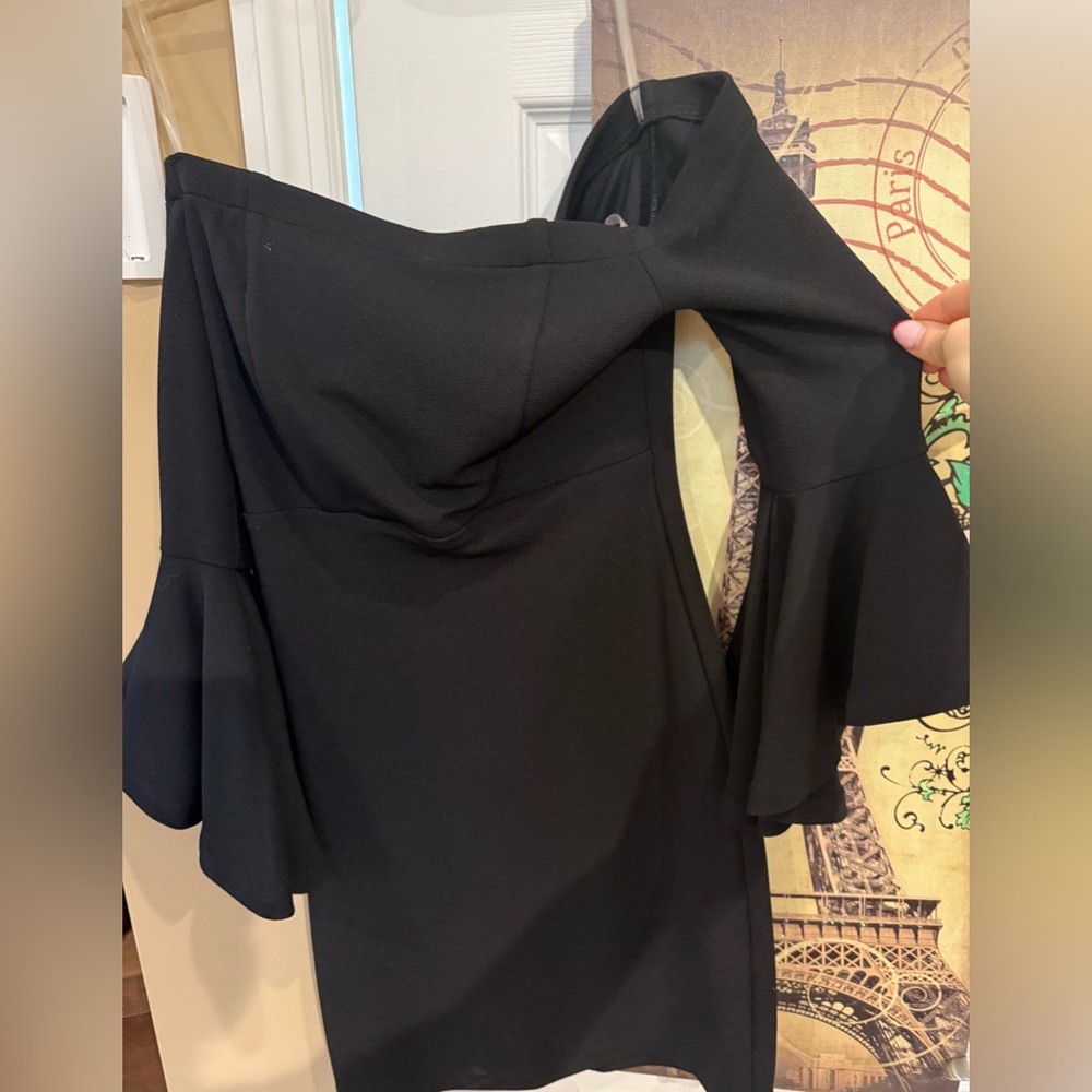 Classy black dress, off the shoulder, wide sleeves.